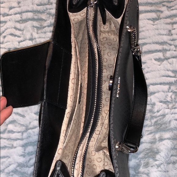 Guess purse - Picture 3 of 5